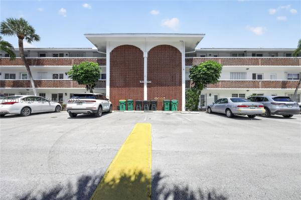 Lighthouse Point Gardens South, 2050 NE 39th St #112W, Lighthouse Point, Florida 33064, image 3