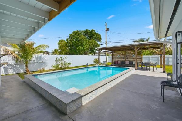 Cutler Ridge, 9955 SW 215th St, Cutler Bay, Florida 33189, image 2
