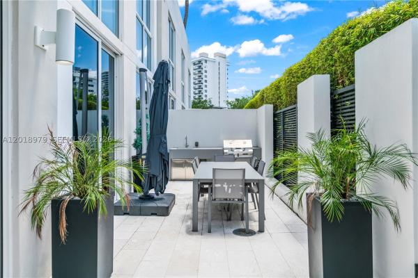 Tiffany House, 401 N Birch Rd #TH-2, Fort Lauderdale, Florida 33304, image 2