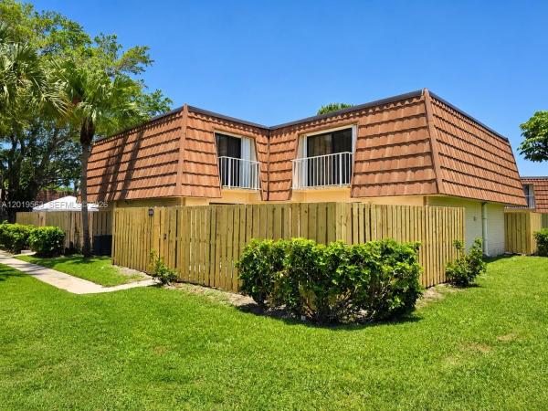 Waterside Luxury Townhomes, 824 Blue Ridge Cir, West Palm Beach, Florida 33409, image 1