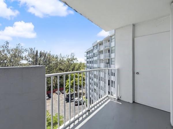 1300 NE Miami Gardens Dr #803E, Unincorporated Dade County, Florida 33179, image 2