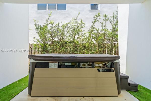 Neos, 1816 SW 23rd St, Miami, Florida 33145, image 3