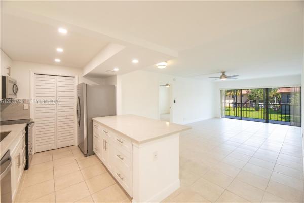 Racquet Club At Bonaventure, 200 Lakeview Dr #211, Weston, Florida 33326, image 2