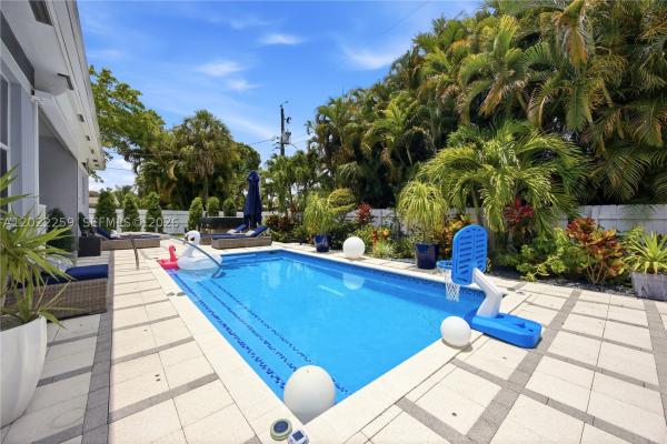 Sunset Manors, 105 NE 28th Ct, Wilton Manors, Florida 33334, image 3