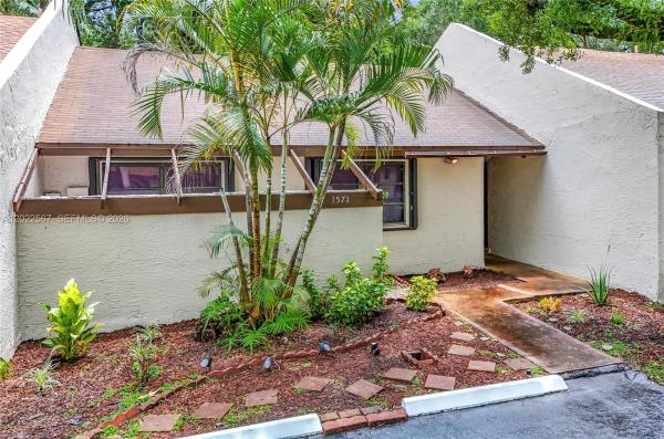 1571 NW 96th Way, Pembroke Pines, Florida 33024, image 1