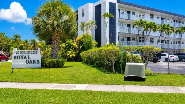 447 NE 195th St #117, Unincorporated Dade County, Florida 33179, image 1