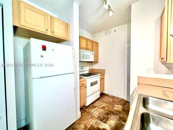 Valencia, 6001 SW 70th St #454, South Miami, Florida 33143, image 3