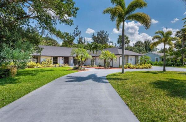 Pinewood Of Wellington, 13353 Doubletree Cir, Wellington, Florida 33414, image 2