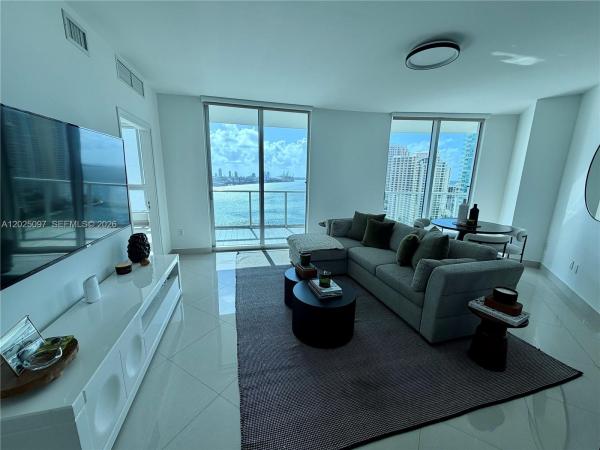 Met 1, 300 S Biscayne Blvd #T-1810, Miami, Florida 33131, image 1