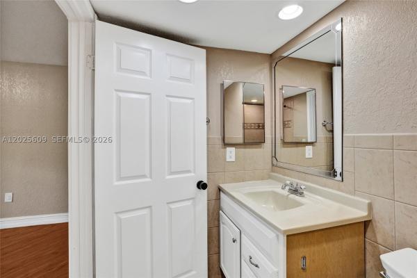 927 NE 199th St #103, Miami, Florida 33179, image 2