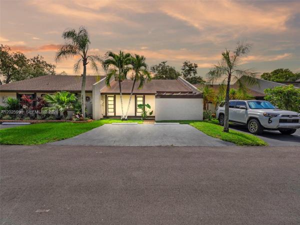 East Lakes Townhomes, 1561 NW 98th Ave, Pembroke Pines, Florida 33024, image 1