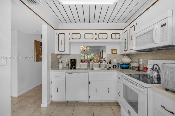 Las Vistas In Inverrary, 3551 Inverrary Dr #208, Lauderhill, Florida 33319, image 2
