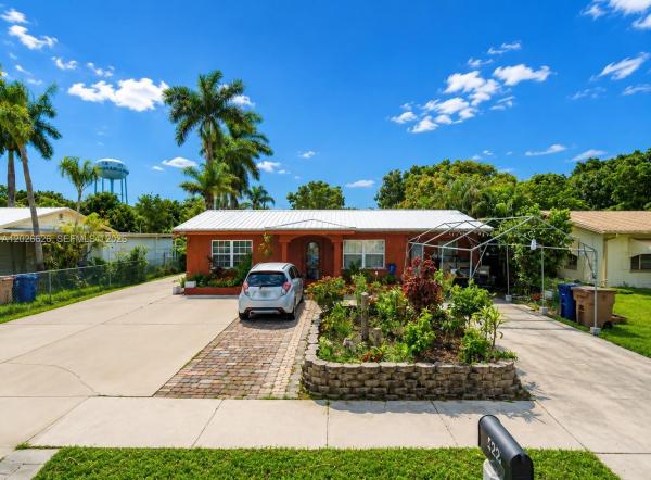 Russell Park, 422 Bellair Rd, Fort Myers, Florida 33905, image 1
