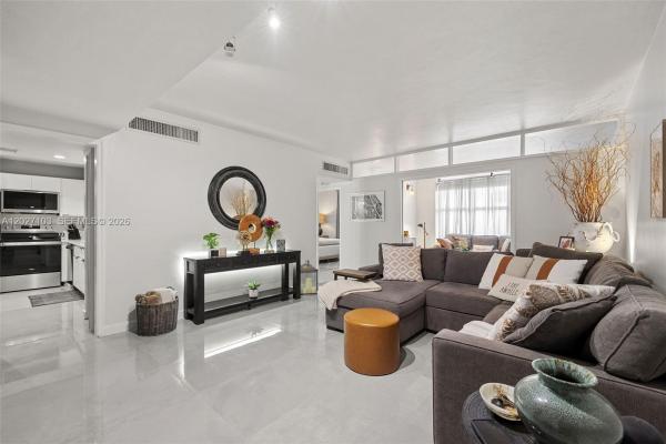 The Carriage Club, 5001 Collins Ave #1E, Miami Beach, Florida 33140, image 1