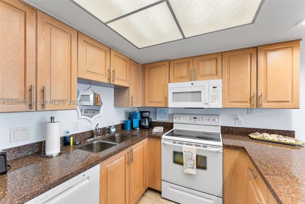 429 NE Tradewind Ln #305, Fort Pierce, Florida 34996, image 3