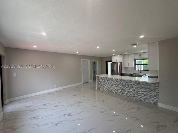 Gulfstream Estates, 919 NE 4th Ct, Hallandale Beach, Florida 33009, image 2