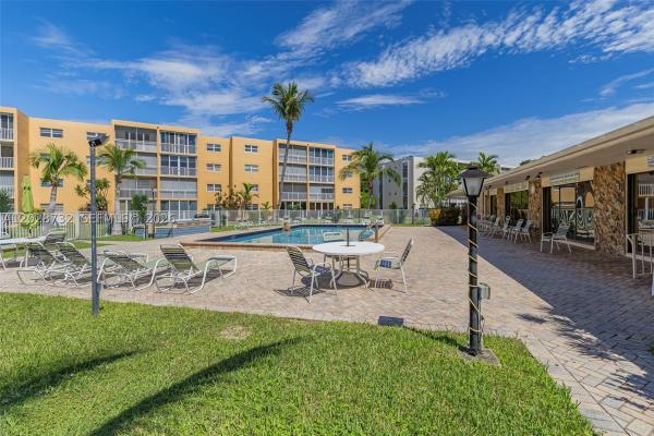 Meadowbrook Lakes, 201 SE 11th Ter #102, Dania Beach, Florida 33004, image 3