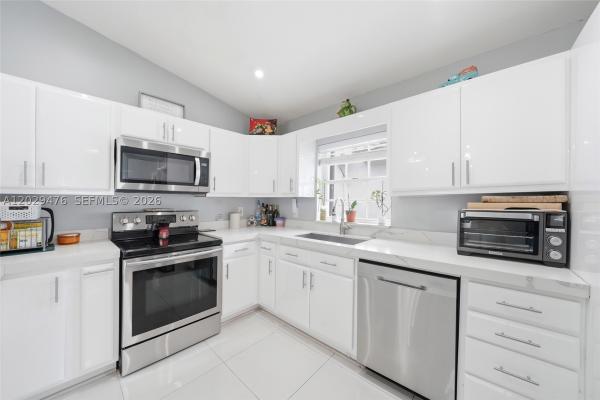 Tiffany Cove At Silver Lakes, 531 SW 176th Ave, Pembroke Pines, Florida 33029, image 2