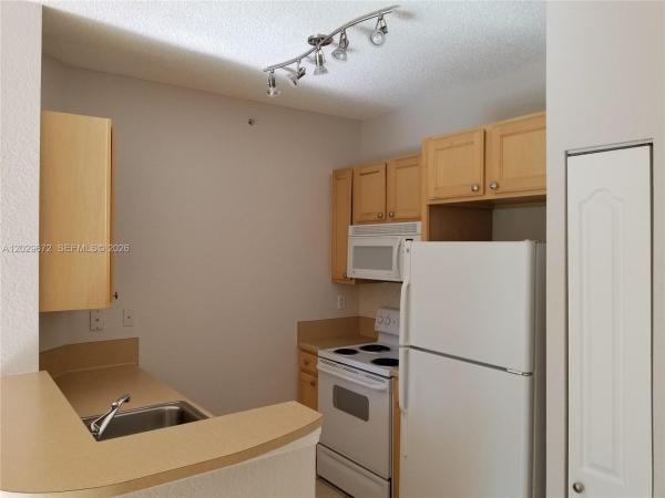 Valencia, 6001 SW 70th St #538, South Miami, Florida 33143, image 2