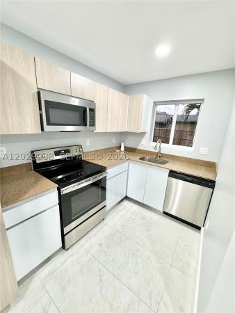 Seminole, 930 NW 2nd St, Fort Lauderdale, Florida 33311, image 2