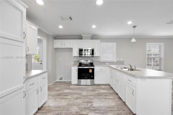 Ravenswood Estates Marinas, 5530 SW 32nd Ter, Dania Beach, Florida 33312, image 1