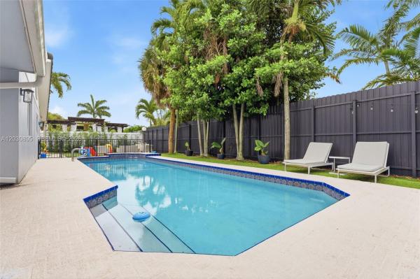 19040 S Saint Andrews Dr, Hialeah, Florida 33015, image 1
