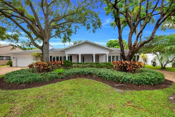 Jacaranda Country Club, 8820 N Lake Dasha Dr, Plantation, Florida 33324, image 1