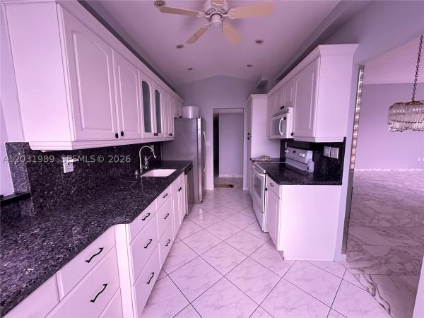 Del Prado, 18051 Biscayne Blvd #PH-05-1, Aventura, Florida 33160, image 2