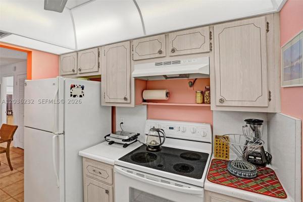 Colonial Manor East, 2500 NE 9th St #111, Fort Lauderdale, Florida 33304, image 2