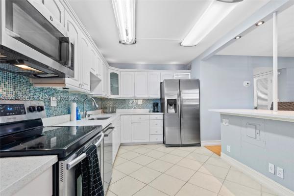 Colonial Manor West, 2424 NE 9th St #207, Fort Lauderdale, Florida 33304, image 2