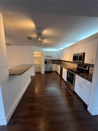 Visions, 561 Racquet Club Rd #21, Weston, Florida 33326, image 2