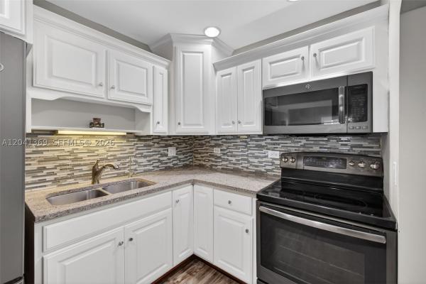 Shore Club, 111 Shore Ct #205, North Palm Beach, Florida 33408, image 2