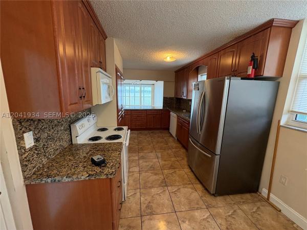 1075 NE Miami Gardens Dr #211, Unincorporated Dade County, Florida 33179, image 1