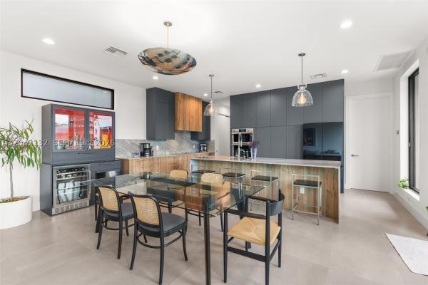Petite, 41 NE 24th St, Wilton Manors, Florida 33305, image 1