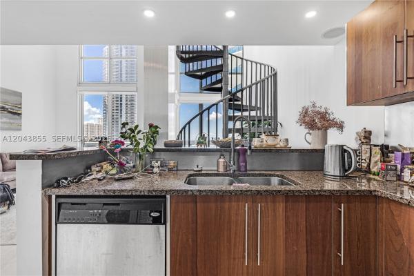 Met 1, 300 S Biscayne Blvd #L-612, Miami, Florida 33131, image 2