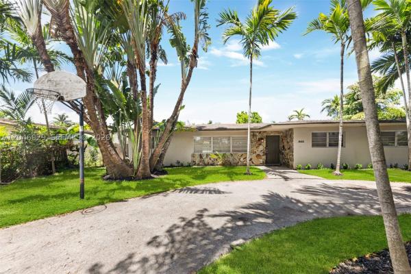 945 NE 176th St, Unincorporated Dade County, Florida 33162, image 1