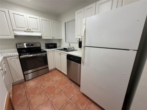 6245 Kendale Lakes Cir #208, Unincorporated Dade County, Florida 33183, image 2