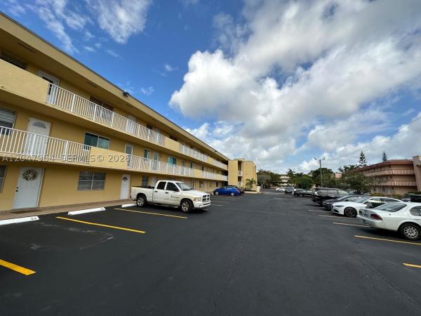 1300 NE 191st St #A112, Unincorporated Dade County, Florida 33179, image 2