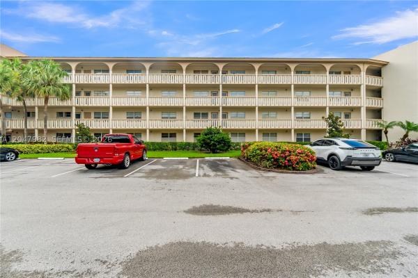 Lucaya Village, 2101 Lucaya Bnd #E1, Coconut Creek, Florida 33066, image 2