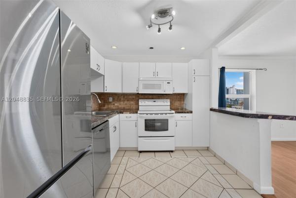 Fountain Towers, 7118 Bonita Dr #705, Miami Beach, Florida 33141, image 2