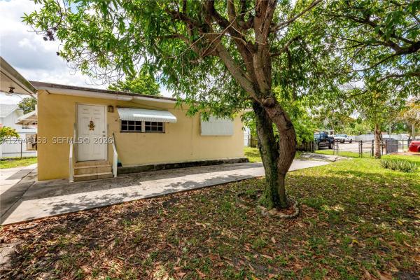 292 W 39th Pl, Hialeah, Florida 33012, image 2