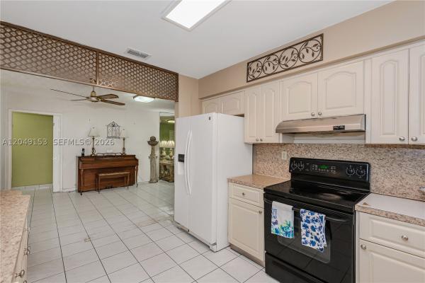 292 W 39th Pl, Hialeah, Florida 33012, image 1