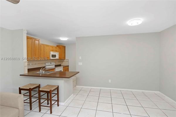 Lago Grande, 2530 W 67th Pl #11-29, Hialeah, Florida 33016, image 3