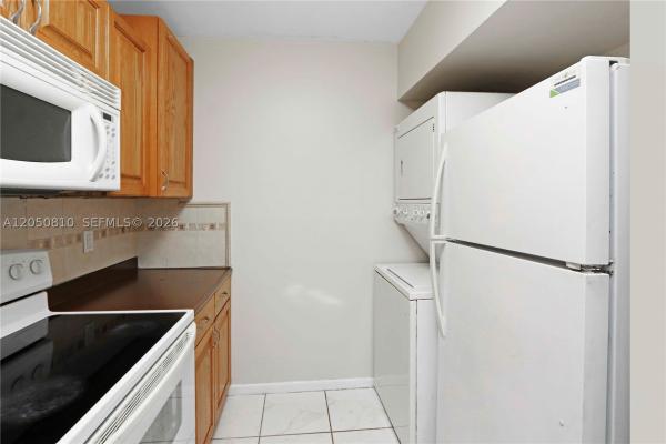 Lago Grande, 2530 W 67th Pl #11-29, Hialeah, Florida 33016, image 2