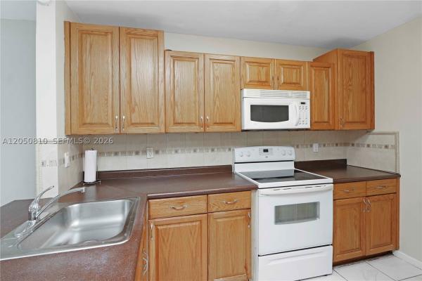 Lago Grande, 2530 W 67th Pl #11-29, Hialeah, Florida 33016, image 1