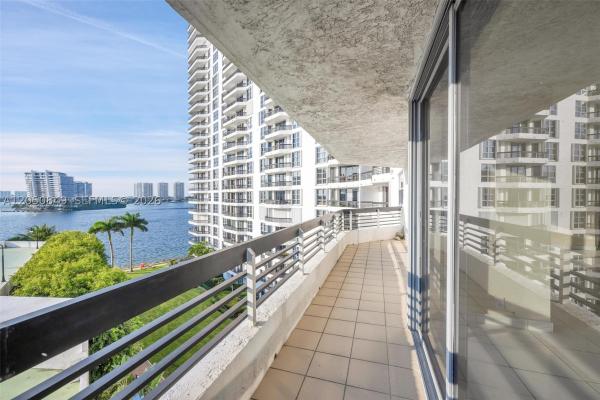 Mystic Pointe Tower 500, 3530 Mystic Pointe Dr #710, Aventura, Florida 33180, image 3