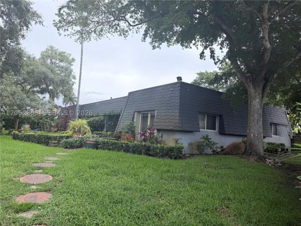 Jacaranda Country Club, 8541 N Lake Dasha Dr, Plantation, Florida 33324, image 2