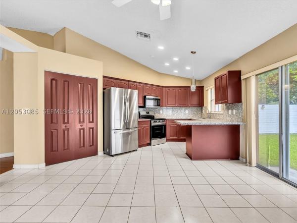 Lakes Of Newport, 7249 NW 1st Mnr, Plantation, Florida 33317, image 2