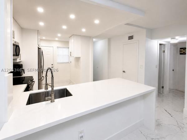 1750 NE 191st St #605-1, Unincorporated Dade County, Florida 33179, image 3