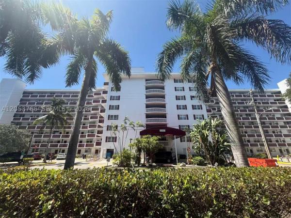Eastern Shores White House, 3660 NE 166th St #415, North Miami Beach, Florida 33160, image 2